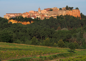 Fototapeta na wymiar Provence, Roussilon bei Sonnenaufgang