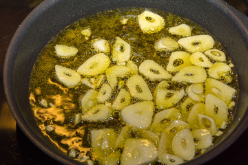 Knoblauch im oil kochen