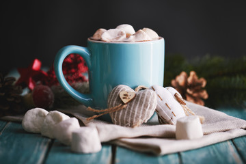 Blaue Tasse gefüllt mit heißer Schokolade mit Marshmallow-Bonbons