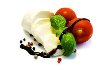 Mozzarella mit Tomaten und Basilikum Pfeffer isoliert freigestellt auf weißen Hintergrund,...
