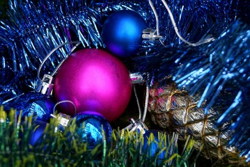 красный и синие новогодние шары  с стеклянной шишкой 