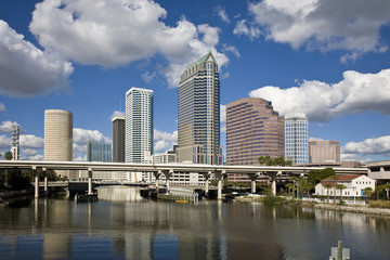 Fototapeta na wymiar Tampa Skyline on river