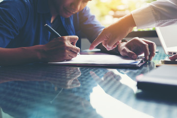 Obraz premium The customer sign a housing loan agreement.