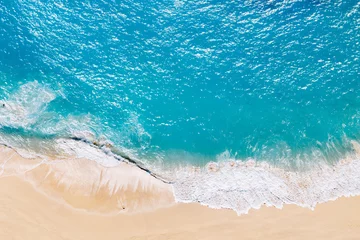 Crédence de cuisine en verre imprimé Eau Vue aérienne de la plage de sable tropicale et de l& 39 océan bleu