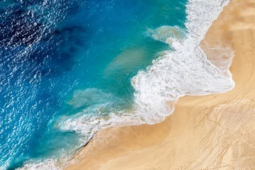 Fotobehang Luchtfoto Luchtfoto naar tropisch zandstrand en blauwe oceaan