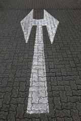 Wegweiser mit Pfeil nach links und nach rechts