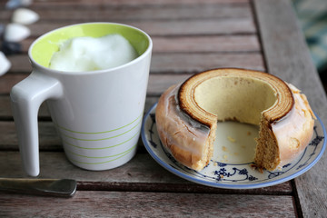 Baumkuchen und Kaffee