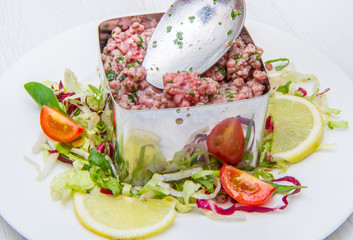 steak tartare with salad and tomatoes