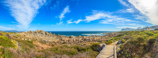 Aufnahme eines Küstenabschnitts entlang der Garden Route in Südafrika bei blauem Himmel mit...
