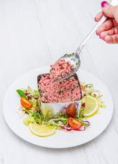 steak tartare with salad and tomatoes
