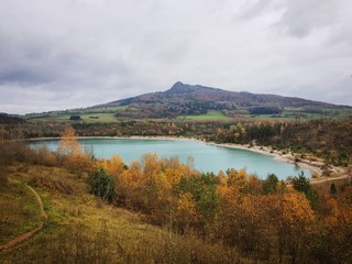 Der Binningersee im Hegau mit dem Hohenstoffeln