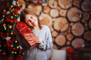 Obraz na płótnie Canvas Happy little smiling girl with christmas gift box.