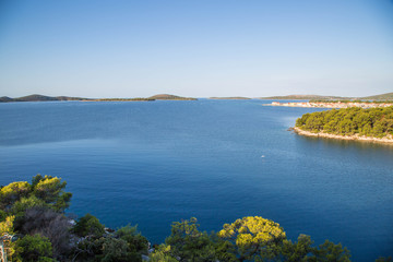 wunderschöne idyllische Bucht in Dalmatien, Kroatien südlich von Sibenik bei Brodarica, Zaboric...