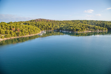 wunderschöne idyllische Bucht in Dalmatien, Kroatien südlich von Sibenik bei Brodarica, Zaboric...