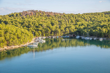 Fototapeta na wymiar wunderschöne idyllische Bucht in Dalmatien, Kroatien südlich von Sibenik bei Brodarica, Zaboric und Krapanj zu Sonnenaufgang