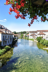 Fototapeta na wymiar Der Karstfluß Doubs belebt das Stadtbild von Pontalier