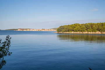 Morgenstimmung auf der kleinen Insel Krapanj bei Sibenik, Dalmatien, Kroatien