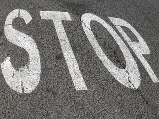 Fahrbahnmarkierung STOP