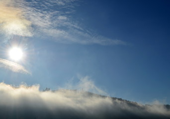 Sonne besiegt den Nebel