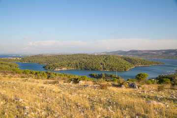 wunderschöne Wild-West Balkan Küsten Landschaft mit gelbem Gras, paradiesischer Küste und...