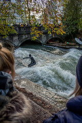 Surfing München am Eisbach © Oliver Hlavaty