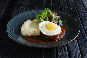 Scrambled eggs with cutlet and mashed potato