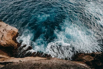 Selbstklebende Fototapete Wasser Luftbild zu Meereswellen und Felsküste