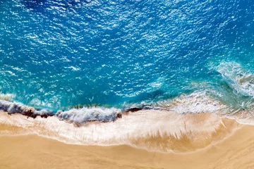 Foto auf Acrylglas Luftbild Luftaufnahme zum tropischen Sandstrand und zum blauen Ozean