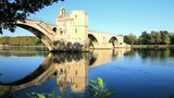 Pont d'Avignon se mirant dans les eaux du Rhône