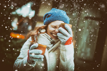 schöne rothaarige frau auf dem weihnachtsmarkt glühwein