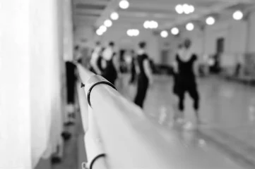 Foto op Plexiglas Choreografische machine of barre tegen de achtergrond van de dansballetles © Evgeniy Kalinovskiy