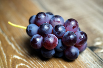Weintrauben makro auf holz wallpaper background