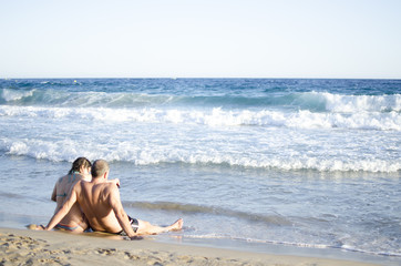 amor junto al mar pareja