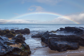 Fototapeta na wymiar Regenbogen am Strand über dem Meer in Kaanapali Beach, Maui, Hawaii, USA.