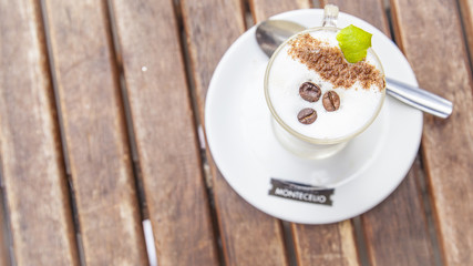 vaso de café, barraquito en san cristóbal de la laguna, tenerife, sobre mesa de madera, ángulo picado