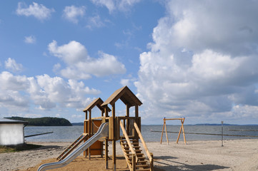 Fototapeta premium Kinderspielplatz am Natur-Strand in Lietzow auf Rügen