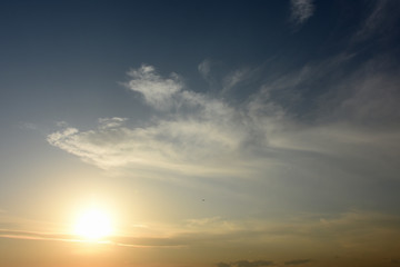 Obraz na płótnie Canvas オレンジ色に染まる空と雲、そして太陽と飛行機「空想・雲のモンスター（大きな龍などのイメージ）」（夢に向かって、縁起の良い、迎春、幸福感、幸せなどのイメージ）