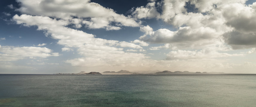 panor&aacute;mica de la isla de fuerteventura vista desde lanzarote, islas canarias, espa&ntilde;a, calima