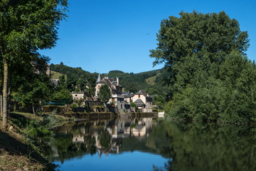 Village de Sainte Eulalie d' Olt en Aveyron se reflétant dans le Lot , France