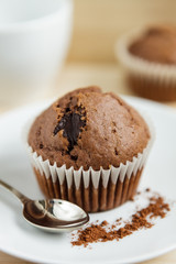 Czekoladowy muffin z łyżką na talerzyku