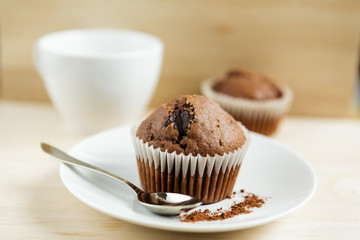 Czekoladowy muffin z łyżką na talerzyku