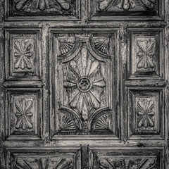 Grabado en madera de puerta antigua en blanco y negro