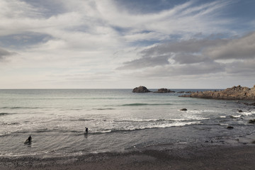 Surfistas entrando al agua en la playa del Roque de las Bodegas, Benijo, Tenerife