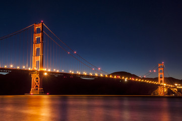 Obraz premium Golden gate Bridge San Francisco at night with reflections in water