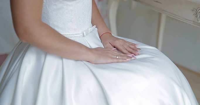 bride sits in front of the mirror