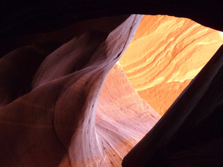Obraz na płótnie Canvas アメリカ、陽に照らされたアンテロープキャニオンの岩肌