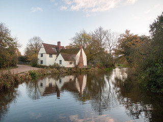 Fototapeta na wymiar Willy lotts flatford mill cottage constable country haywain painting river