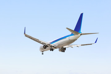 Fototapeta premium 飛行機の着陸 -大阪国際空港-
