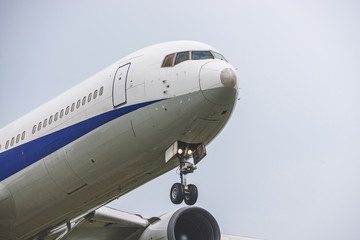 飛び立つ旅客機のコクピット