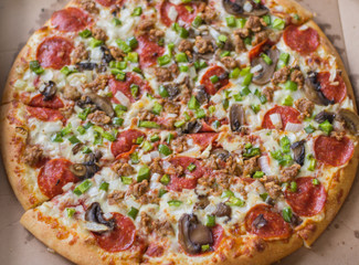Pizza con carne y champiñones